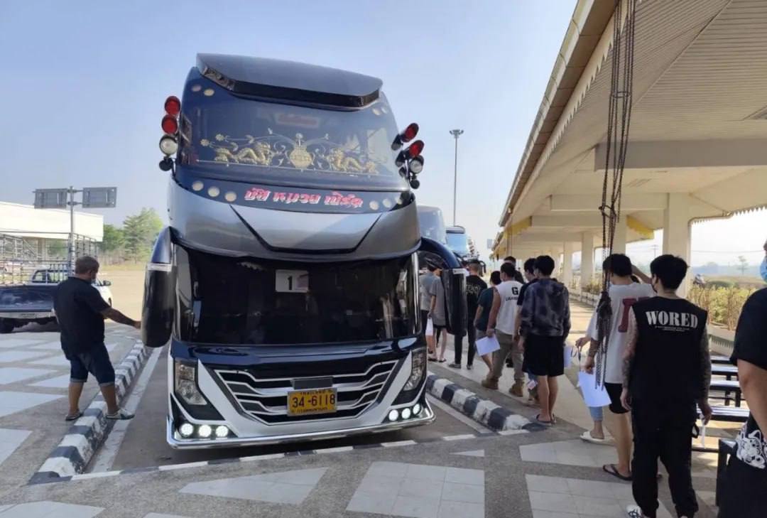With the cooperation of the governments of China, Thailand and Myanmar, the third batch of people brought back by China includes 450 people involved in fraud
